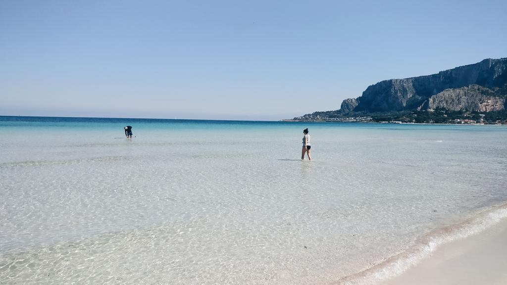 B&B Casa Chinaski Mondello Bagian luar foto