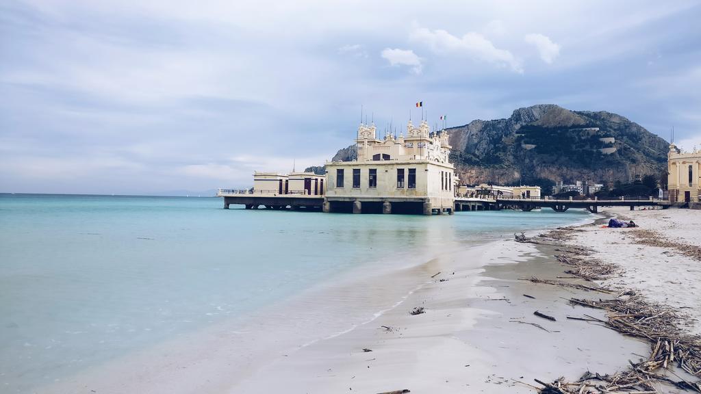 B&B Casa Chinaski Mondello Bagian luar foto